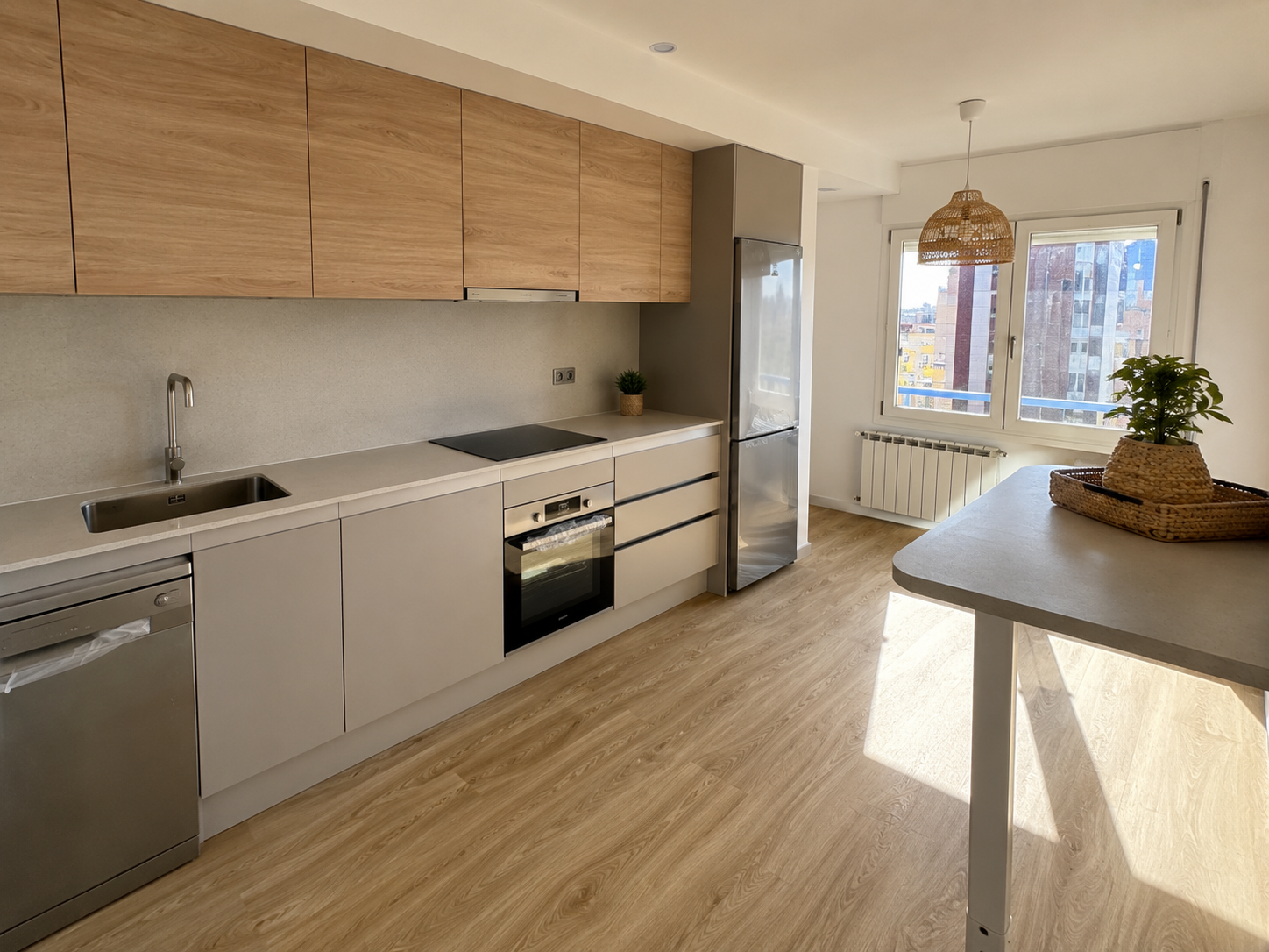 Detalle final de reforma de cocina con accesorios integrados y acabados contemporáneos